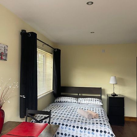 Studio-1-Staines/Heathrow/London-Own Entrance Екстериор снимка