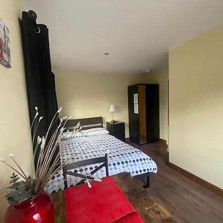 Studio-1-Staines/Heathrow/London-Own Entrance Екстериор снимка