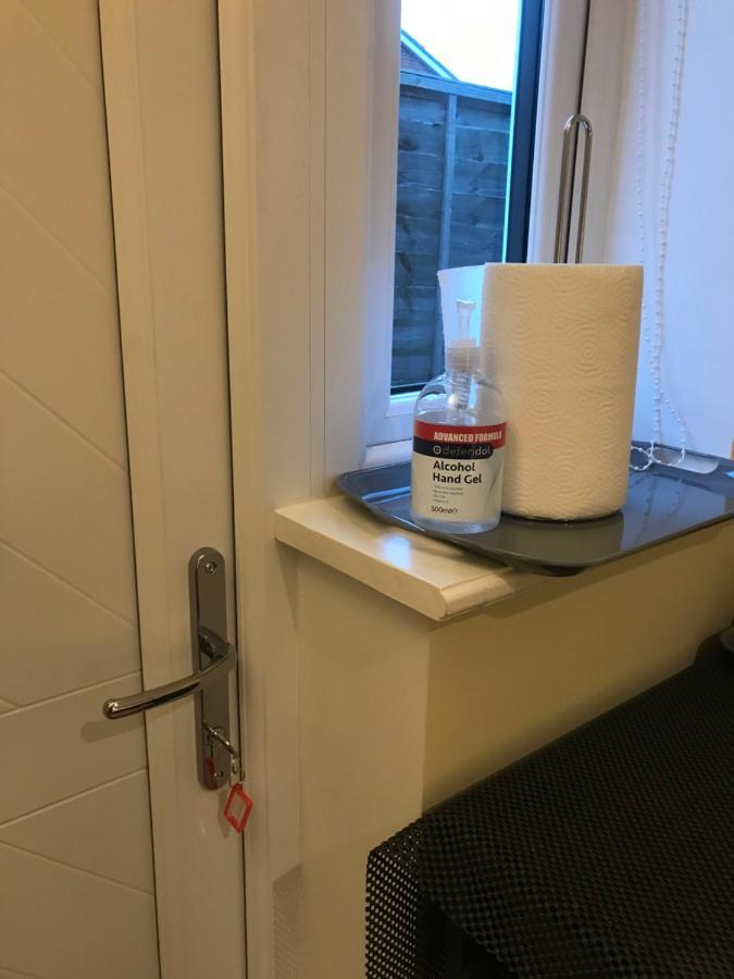 Studio-1-Staines/Heathrow/London-Own Entrance Екстериор снимка
