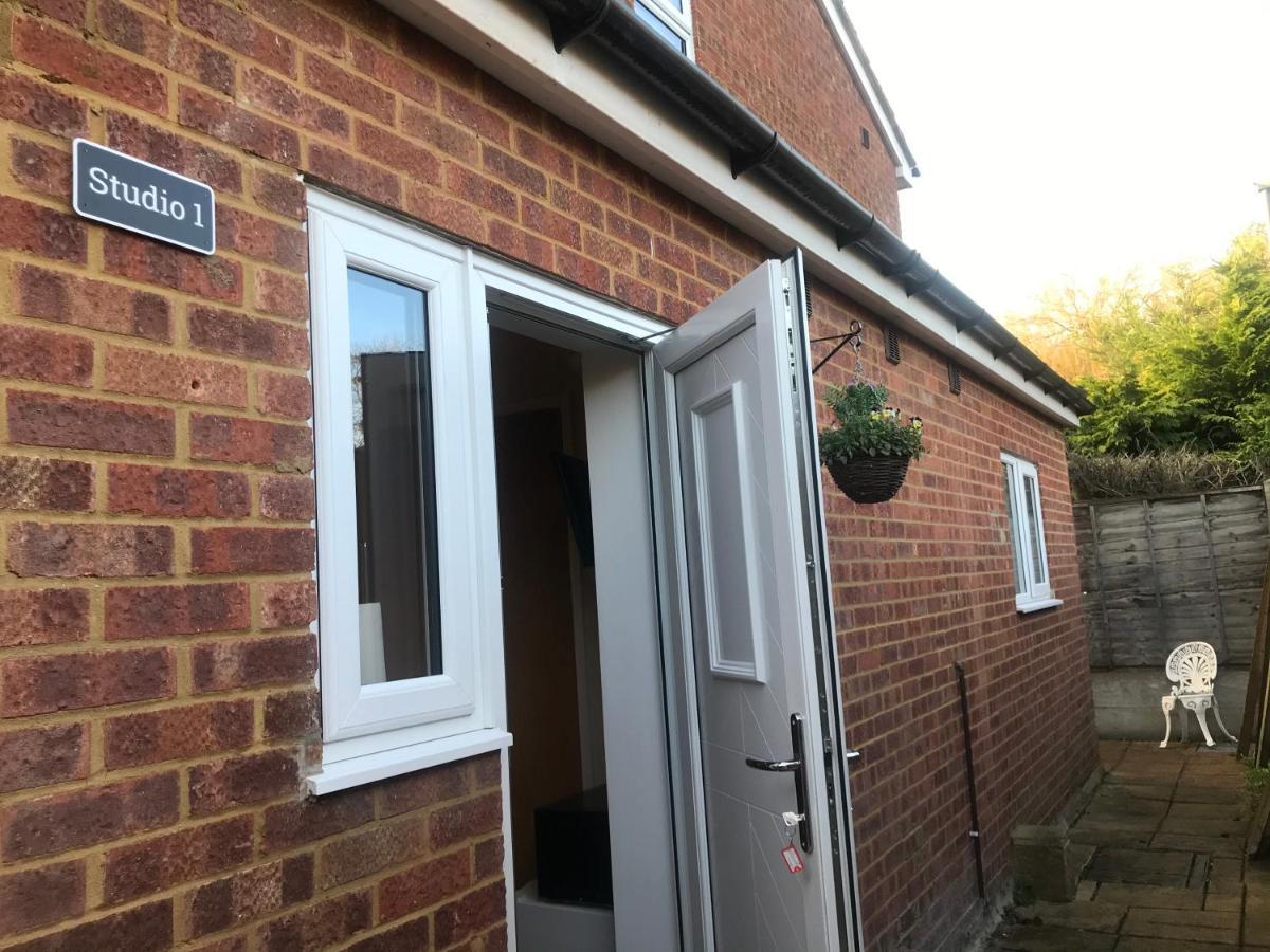 Studio-1-Staines/Heathrow/London-Own Entrance Екстериор снимка