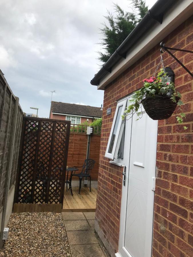 Studio-1-Staines/Heathrow/London-Own Entrance Екстериор снимка