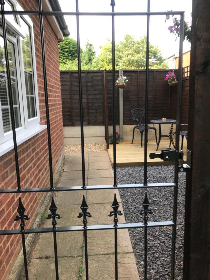 Studio-1-Staines/Heathrow/London-Own Entrance Екстериор снимка