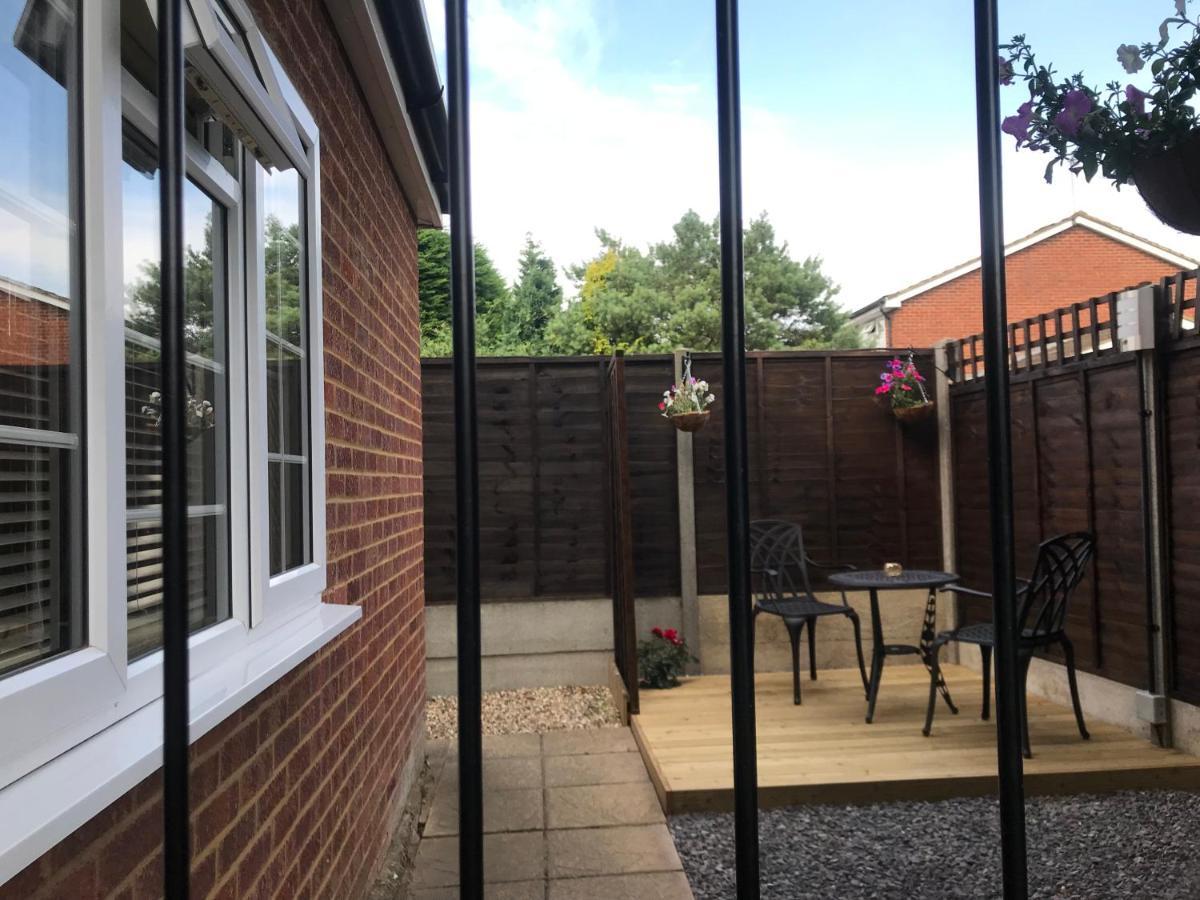 Studio-1-Staines/Heathrow/London-Own Entrance Екстериор снимка
