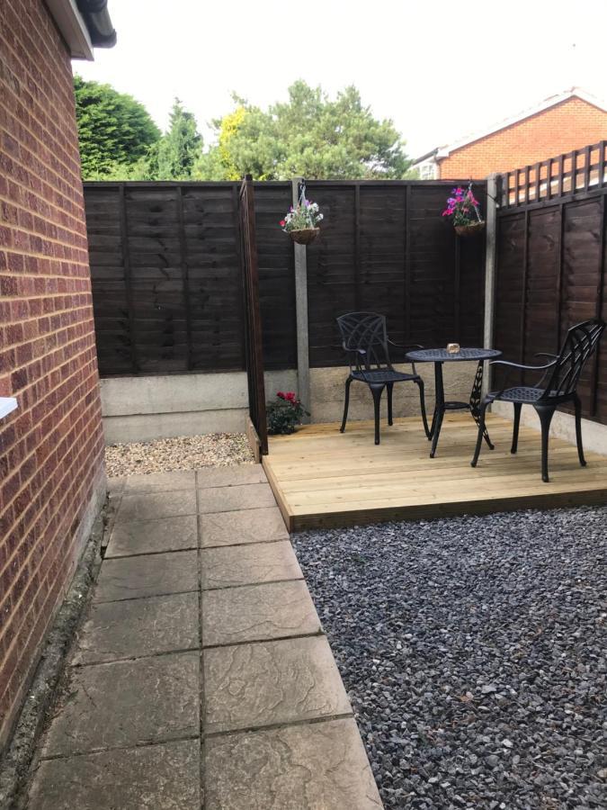 Studio-1-Staines/Heathrow/London-Own Entrance Екстериор снимка