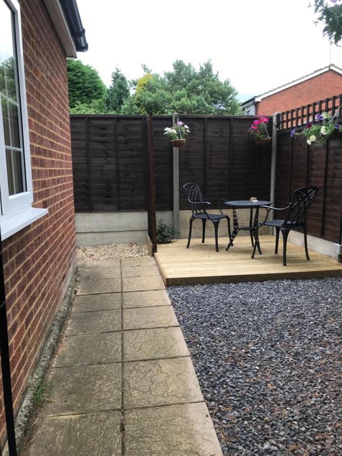 Studio-1-Staines/Heathrow/London-Own Entrance Екстериор снимка