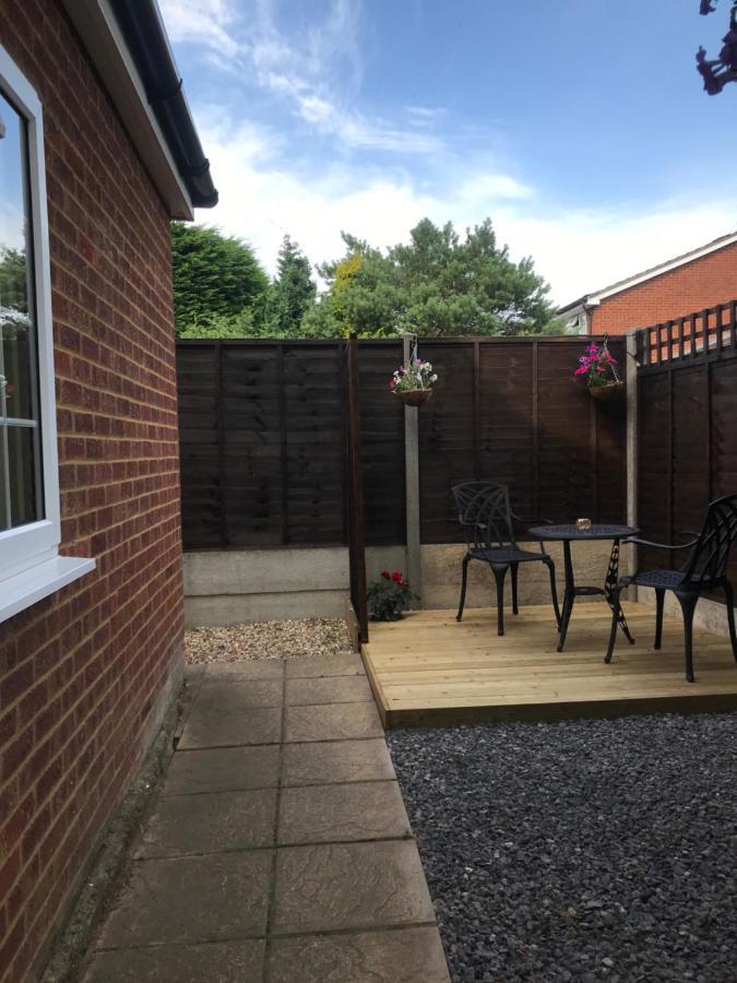 Studio-1-Staines/Heathrow/London-Own Entrance Екстериор снимка