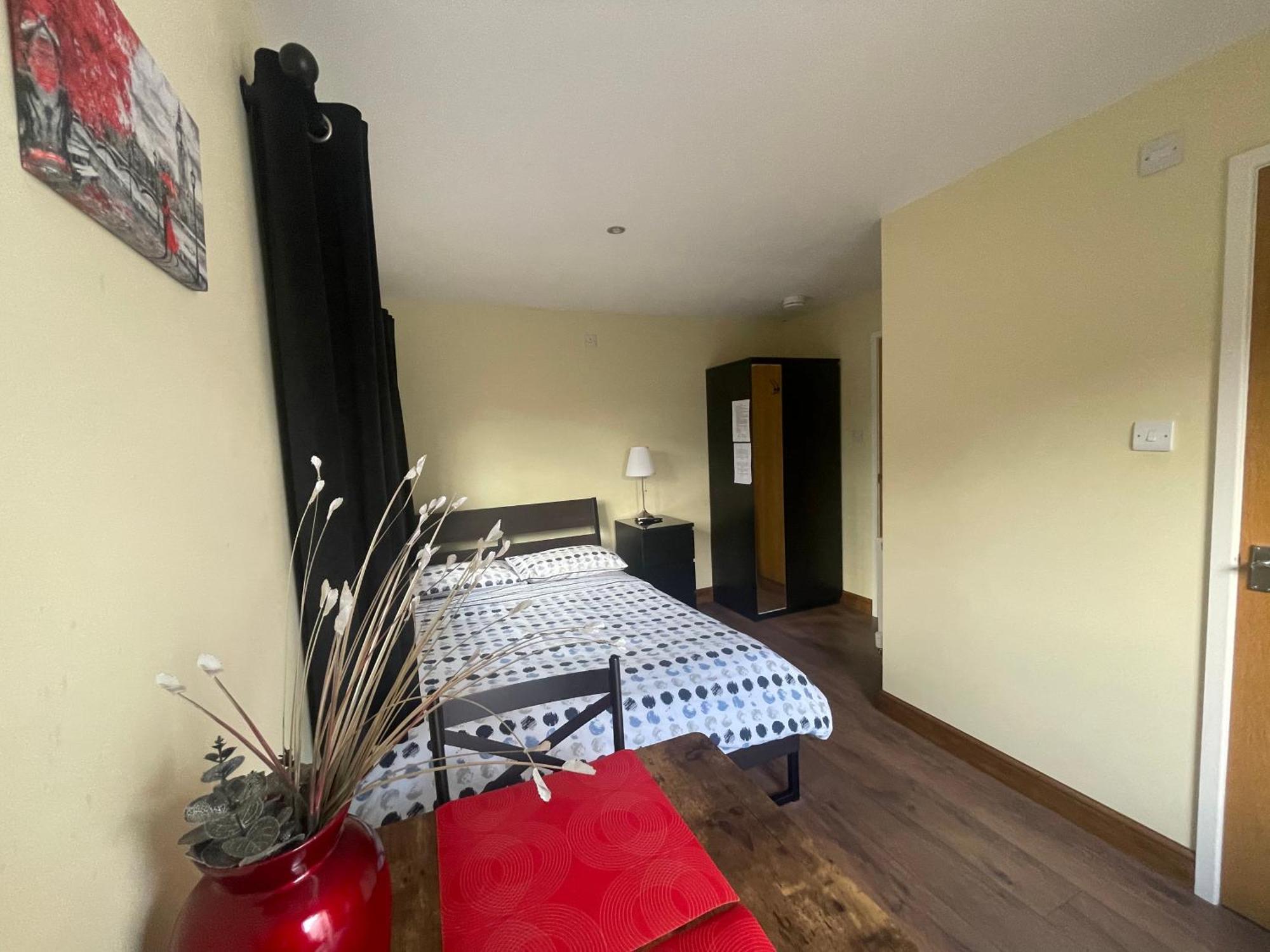 Studio-1-Staines/Heathrow/London-Own Entrance Екстериор снимка