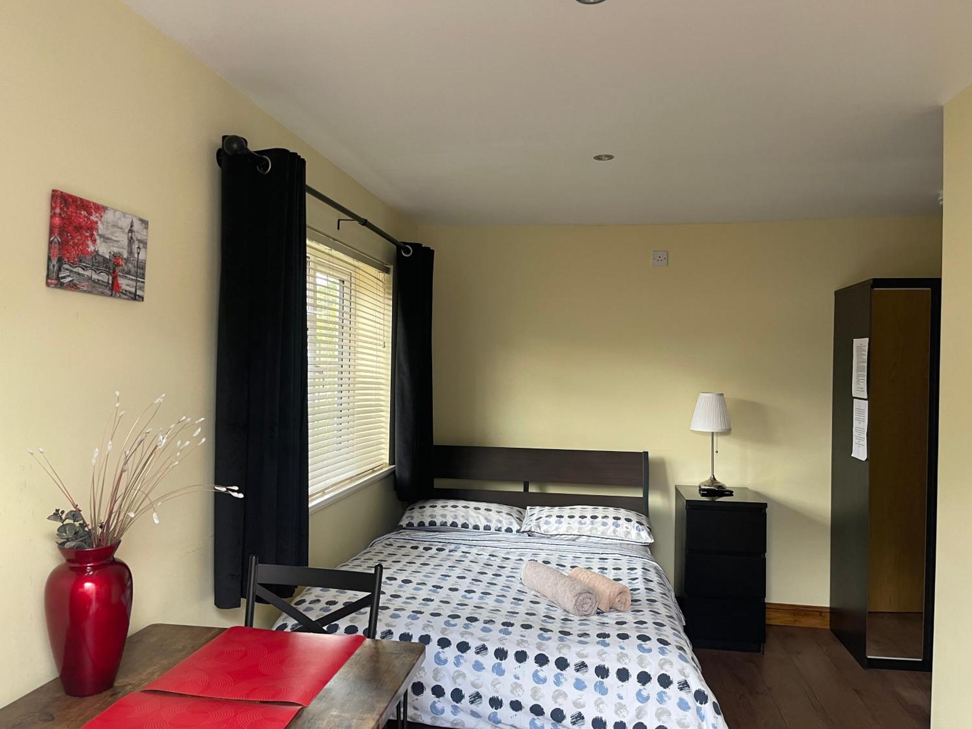 Studio-1-Staines/Heathrow/London-Own Entrance Екстериор снимка